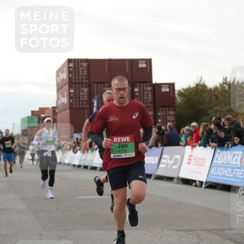 03.10.2025 - Köhlbrandbrückenlauf Yannick Fuchs http://msf.ph/oto/8986140 03.10.2025 16:11:00 Ziel 7226, 7363, 7834, 8220, 8490, 8592, 8775, 8776, 8923, 9201, 9474 meine-sportfotos.de