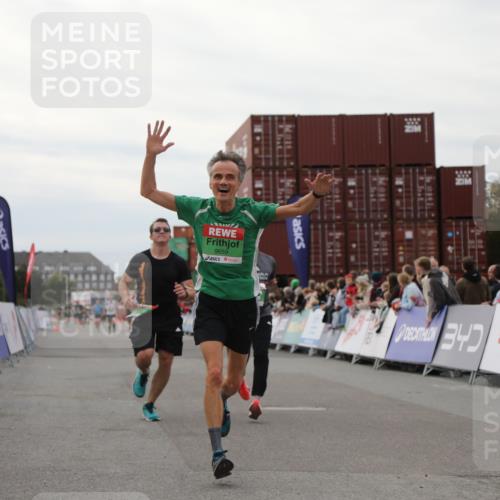 03.10.2025 - Köhlbrandbrückenlauf Yannick Fuchs http://msf.ph/oto/8986142 03.10.2025 15:58:24 Ziel 7095, 7104, 7121, 9340, 9659 meine-sportfotos.de
