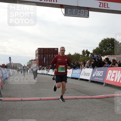 03.10.2025 - Köhlbrandbrückenlauf Yannick Fuchs http://msf.ph/oto/8986146 03.10.2025 16:11:01 Ziel 7226, 7363, 7834, 8059, 8220, 8490, 8592, 8775, 8776, 8923, 9201, 9474 meine-sportfotos.de