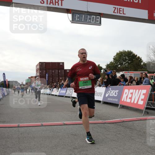 03.10.2025 - Köhlbrandbrückenlauf Yannick Fuchs http://msf.ph/oto/8986153 03.10.2025 16:11:01 Ziel 7226, 7363, 7834, 8059, 8220, 8490, 8592, 8775, 8776, 8923, 9201, 9474 meine-sportfotos.de