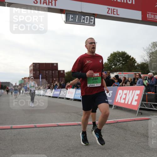 03.10.2025 - Köhlbrandbrückenlauf Yannick Fuchs http://msf.ph/oto/8986157 03.10.2025 16:11:01 Ziel 7226, 7363, 7834, 8059, 8220, 8490, 8592, 8775, 8776, 8923, 9201, 9474 meine-sportfotos.de