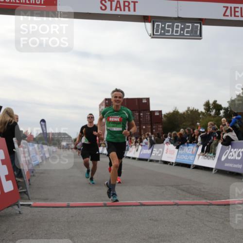 03.10.2025 - Köhlbrandbrückenlauf Yannick Fuchs http://msf.ph/oto/8986158 03.10.2025 15:58:25 Ziel 7095, 7104, 7121, 9340, 9659 meine-sportfotos.de
