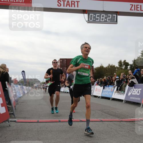 03.10.2025 - Köhlbrandbrückenlauf Yannick Fuchs http://msf.ph/oto/8986171 03.10.2025 15:58:26 Ziel 7095, 7104, 7121, 9340, 9659, 9715 meine-sportfotos.de