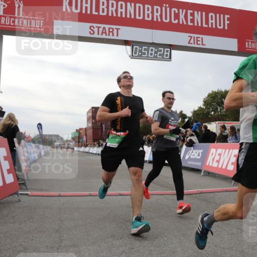 03.10.2025 - Köhlbrandbrückenlauf Yannick Fuchs http://msf.ph/oto/8986186 03.10.2025 15:58:26 Ziel 7095, 7104, 7121, 9340, 9659, 9715 meine-sportfotos.de