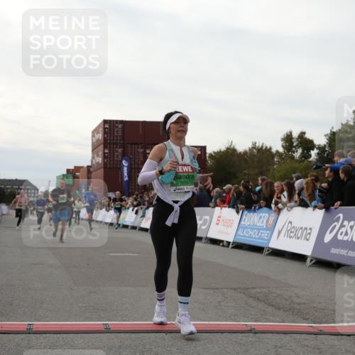 03.10.2025 - Köhlbrandbrückenlauf Yannick Fuchs http://msf.ph/oto/8986191 03.10.2025 16:11:03 Ziel 7226, 7363, 8059, 8220, 8490, 8592, 8775, 8923, 9201, 9218, 9474, 9710 meine-sportfotos.de