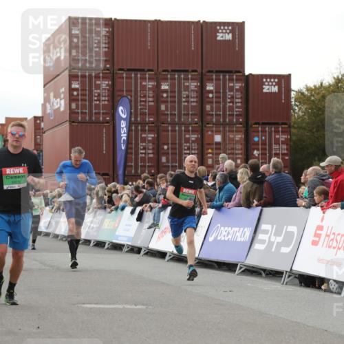 03.10.2025 - Köhlbrandbrückenlauf Yannick Fuchs http://msf.ph/oto/8986207 03.10.2025 16:11:04 Ziel 7291, 7363, 8059, 8220, 8490, 8592, 8775, 8923, 9201, 9218, 9474, 9710, 9726 meine-sportfotos.de