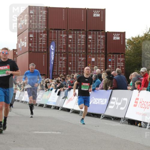 03.10.2025 - Köhlbrandbrückenlauf Yannick Fuchs http://msf.ph/oto/8986210 03.10.2025 16:11:05 Ziel 7291, 7363, 8059, 8220, 8490, 8592, 8923, 9201, 9218, 9474, 9710, 9726 meine-sportfotos.de