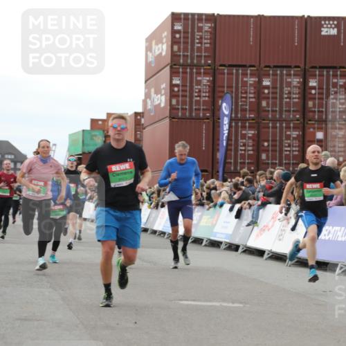 03.10.2025 - Köhlbrandbrückenlauf Yannick Fuchs http://msf.ph/oto/8986213 03.10.2025 16:11:05 Ziel 7291, 7363, 8059, 8220, 8490, 8592, 8923, 9201, 9218, 9474, 9710, 9726 meine-sportfotos.de