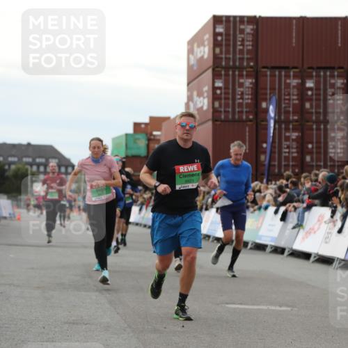 03.10.2025 - Köhlbrandbrückenlauf Yannick Fuchs http://msf.ph/oto/8986216 03.10.2025 16:11:05 Ziel 7291, 7363, 8059, 8220, 8490, 8592, 8923, 9201, 9218, 9474, 9710, 9726 meine-sportfotos.de