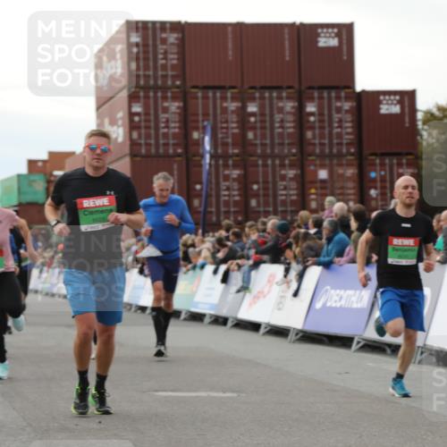 03.10.2025 - Köhlbrandbrückenlauf Yannick Fuchs http://msf.ph/oto/8986221 03.10.2025 16:11:05 Ziel 7291, 7363, 8059, 8220, 8490, 8592, 8923, 9201, 9218, 9474, 9710, 9726 meine-sportfotos.de