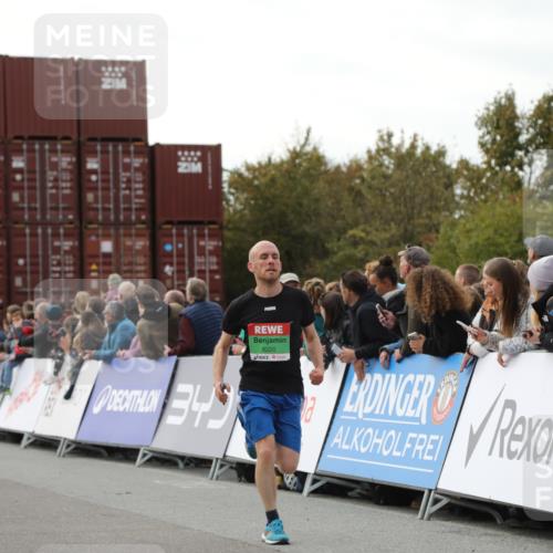03.10.2025 - Köhlbrandbrückenlauf Yannick Fuchs http://msf.ph/oto/8986224 03.10.2025 16:11:05 Ziel 7291, 7363, 8059, 8220, 8490, 8592, 8923, 9201, 9218, 9474, 9710, 9726 meine-sportfotos.de