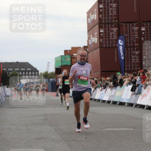 03.10.2025 - Köhlbrandbrückenlauf Yannick Fuchs http://msf.ph/oto/8986231 03.10.2025 15:58:30 Ziel 7121, 9057, 9715 meine-sportfotos.de