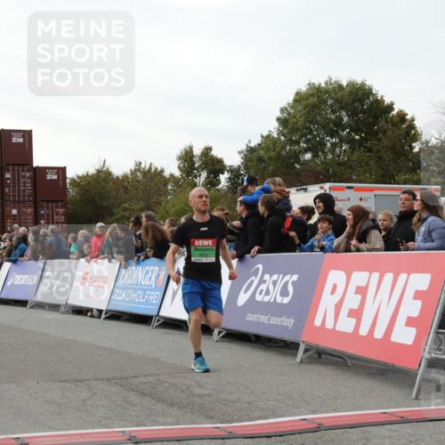 03.10.2025 - Köhlbrandbrückenlauf Yannick Fuchs http://msf.ph/oto/8986234 03.10.2025 16:11:06 Ziel 7291, 7363, 8059, 8220, 8490, 8592, 8923, 9201, 9218, 9710, 9726 meine-sportfotos.de