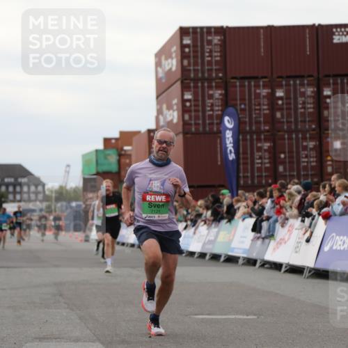 03.10.2025 - Köhlbrandbrückenlauf Yannick Fuchs http://msf.ph/oto/8986235 03.10.2025 15:58:30 Ziel 7121, 9057, 9715 meine-sportfotos.de