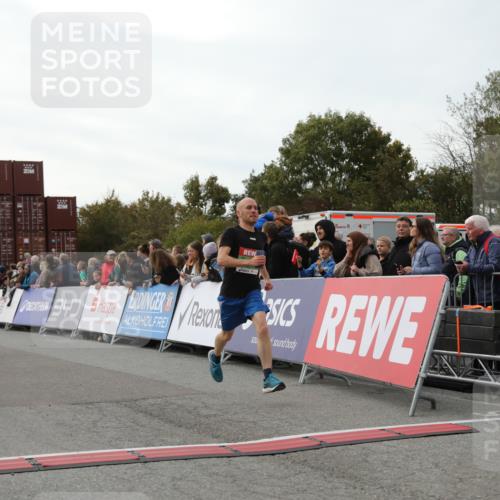 03.10.2025 - Köhlbrandbrückenlauf Yannick Fuchs http://msf.ph/oto/8986238 03.10.2025 16:11:06 Ziel 7291, 7363, 8059, 8220, 8490, 8592, 8923, 9201, 9218, 9710, 9726 meine-sportfotos.de