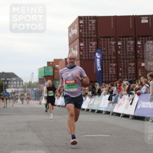 03.10.2025 - Köhlbrandbrückenlauf Yannick Fuchs http://msf.ph/oto/8986239 03.10.2025 15:58:30 Ziel 7121, 9057, 9715 meine-sportfotos.de
