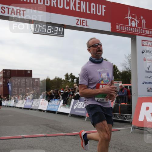03.10.2025 - Köhlbrandbrückenlauf Yannick Fuchs http://msf.ph/oto/8986268 03.10.2025 15:58:32 Ziel 7121, 9057, 9715 meine-sportfotos.de