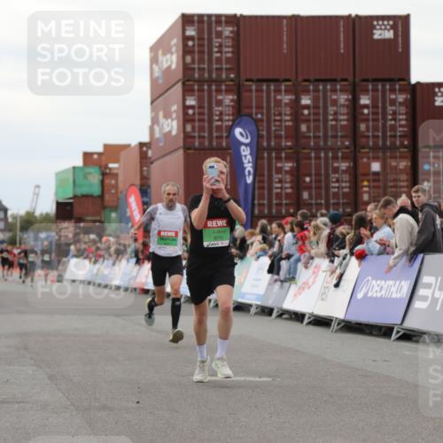 03.10.2025 - Köhlbrandbrückenlauf Yannick Fuchs http://msf.ph/oto/8986276 03.10.2025 15:58:33 Ziel 7121, 9057, 9715 meine-sportfotos.de