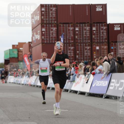 03.10.2025 - Köhlbrandbrückenlauf Yannick Fuchs http://msf.ph/oto/8986280 03.10.2025 15:58:34 Ziel 7121, 9057, 9715 meine-sportfotos.de