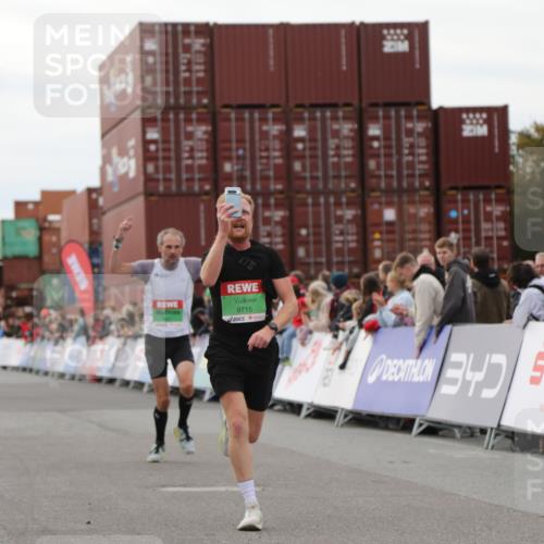 03.10.2025 - Köhlbrandbrückenlauf Yannick Fuchs http://msf.ph/oto/8986284 03.10.2025 15:58:34 Ziel 7121, 9057, 9715 meine-sportfotos.de