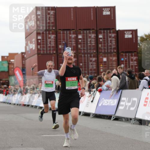 03.10.2025 - Köhlbrandbrückenlauf Yannick Fuchs http://msf.ph/oto/8986289 03.10.2025 15:58:34 Ziel 7121, 9057, 9715 meine-sportfotos.de