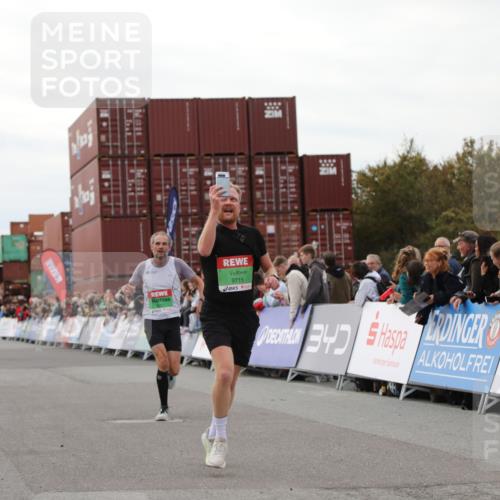 03.10.2025 - Köhlbrandbrückenlauf Yannick Fuchs http://msf.ph/oto/8986293 03.10.2025 15:58:34 Ziel 7121, 9057, 9715 meine-sportfotos.de