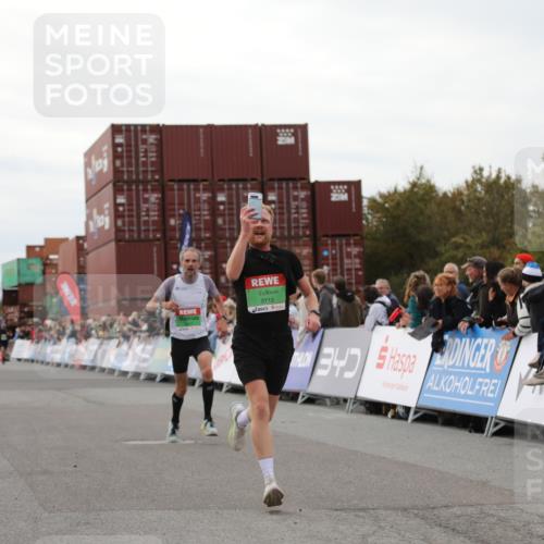 03.10.2025 - Köhlbrandbrückenlauf Yannick Fuchs http://msf.ph/oto/8986296 03.10.2025 15:58:34 Ziel 7121, 9057, 9715 meine-sportfotos.de