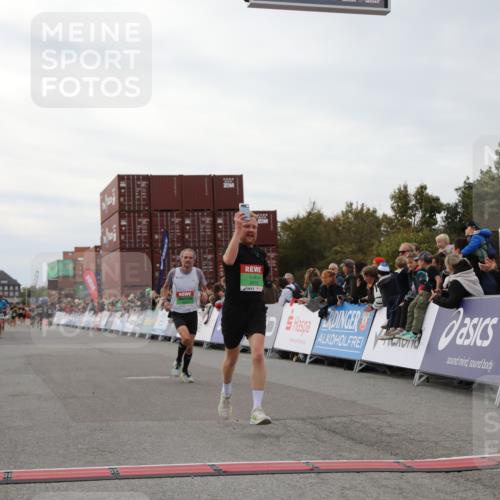 03.10.2025 - Köhlbrandbrückenlauf Yannick Fuchs http://msf.ph/oto/8986300 03.10.2025 15:58:35 Ziel 7121, 9057, 9715 meine-sportfotos.de