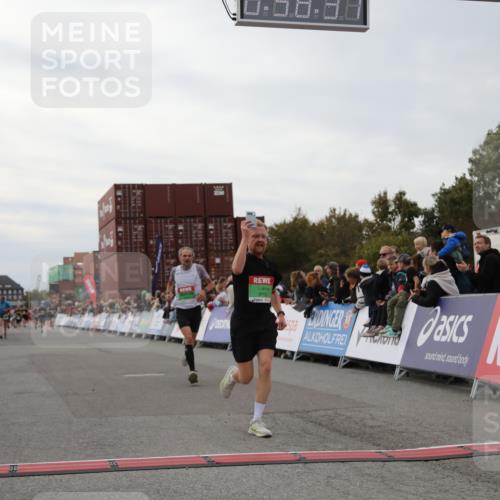 03.10.2025 - Köhlbrandbrückenlauf Yannick Fuchs http://msf.ph/oto/8986304 03.10.2025 15:58:35 Ziel 7121, 9057, 9715 meine-sportfotos.de