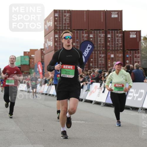 03.10.2025 - Köhlbrandbrückenlauf Yannick Fuchs http://msf.ph/oto/8986310 03.10.2025 16:11:10 Ziel 7291, 7363, 7515, 7591, 8059, 8220, 8490, 8592, 8923, 9218, 9710, 9726 meine-sportfotos.de