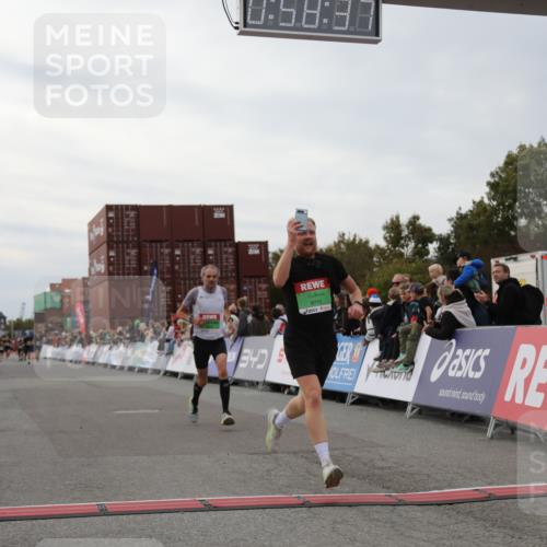 03.10.2025 - Köhlbrandbrückenlauf Yannick Fuchs http://msf.ph/oto/8986312 03.10.2025 15:58:35 Ziel 7121, 9057, 9715 meine-sportfotos.de