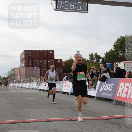 03.10.2025 - Köhlbrandbrückenlauf Yannick Fuchs http://msf.ph/oto/8986315 03.10.2025 15:58:35 Ziel 7121, 9057, 9715 meine-sportfotos.de