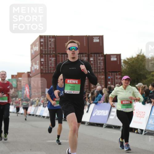 03.10.2025 - Köhlbrandbrückenlauf Yannick Fuchs http://msf.ph/oto/8986318 03.10.2025 16:11:10 Ziel 7291, 7363, 7515, 7591, 8059, 8220, 8490, 8592, 8923, 9218, 9710, 9726 meine-sportfotos.de