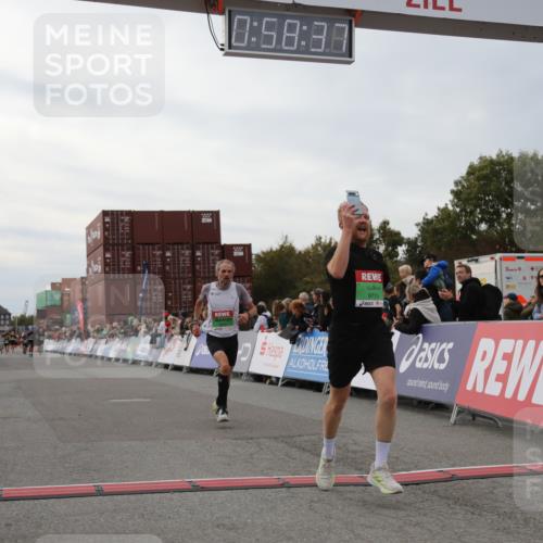 03.10.2025 - Köhlbrandbrückenlauf Yannick Fuchs http://msf.ph/oto/8986319 03.10.2025 15:58:35 Ziel 7121, 9057, 9715 meine-sportfotos.de