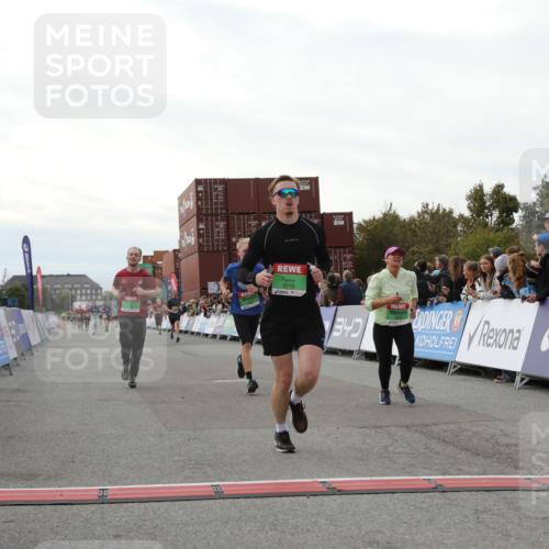 03.10.2025 - Köhlbrandbrückenlauf Yannick Fuchs http://msf.ph/oto/8986322 03.10.2025 16:11:11 Ziel 7291, 7363, 7515, 7591, 8059, 8490, 8592, 8923, 9218, 9710, 9726 meine-sportfotos.de