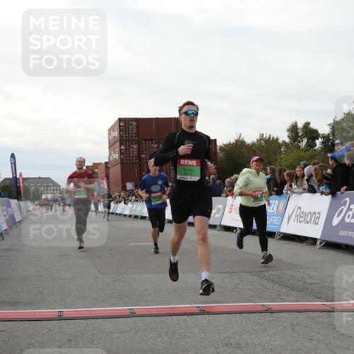03.10.2025 - Köhlbrandbrückenlauf Yannick Fuchs http://msf.ph/oto/8986326 03.10.2025 16:11:11 Ziel 7291, 7363, 7515, 7591, 8059, 8490, 8592, 8923, 9218, 9710, 9726 meine-sportfotos.de
