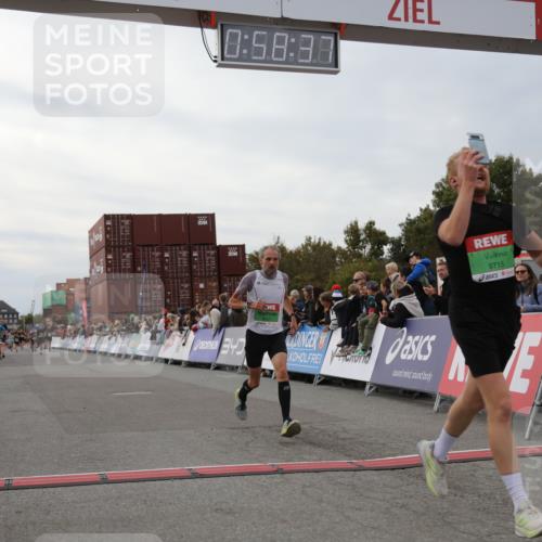 03.10.2025 - Köhlbrandbrückenlauf Yannick Fuchs http://msf.ph/oto/8986328 03.10.2025 15:58:36 Ziel 7176, 9057, 9715 meine-sportfotos.de