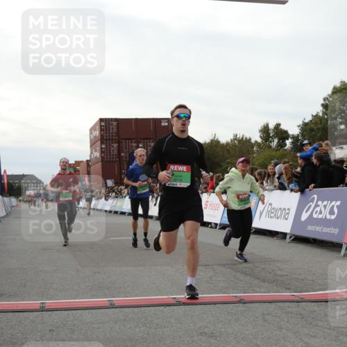 03.10.2025 - Köhlbrandbrückenlauf Yannick Fuchs http://msf.ph/oto/8986331 03.10.2025 16:11:11 Ziel 7291, 7363, 7515, 7591, 8059, 8490, 8592, 8923, 9218, 9710, 9726 meine-sportfotos.de