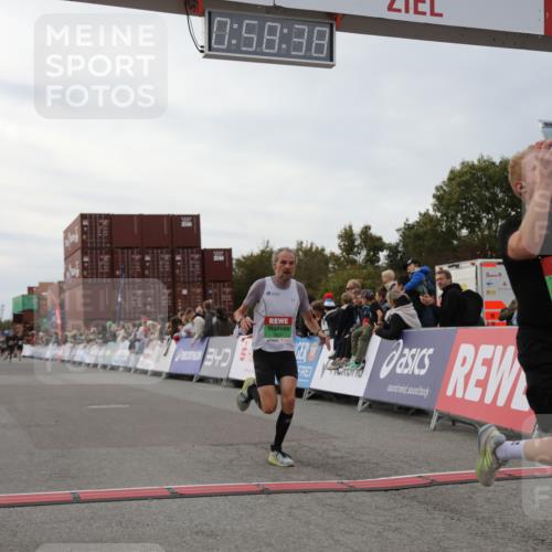 03.10.2025 - Köhlbrandbrückenlauf Yannick Fuchs http://msf.ph/oto/8986332 03.10.2025 15:58:36 Ziel 7176, 9057, 9715 meine-sportfotos.de