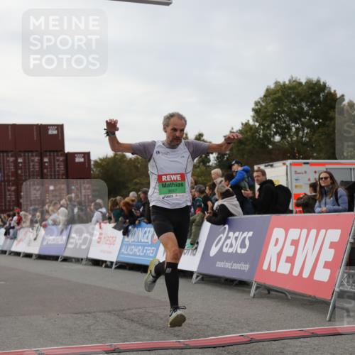 03.10.2025 - Köhlbrandbrückenlauf Yannick Fuchs http://msf.ph/oto/8986336 03.10.2025 15:58:36 Ziel 7176, 9057, 9715 meine-sportfotos.de