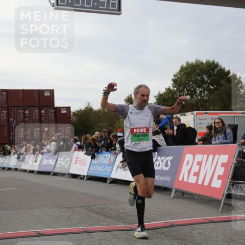 03.10.2025 - Köhlbrandbrückenlauf Yannick Fuchs http://msf.ph/oto/8986339 03.10.2025 15:58:36 Ziel 7176, 9057, 9715 meine-sportfotos.de