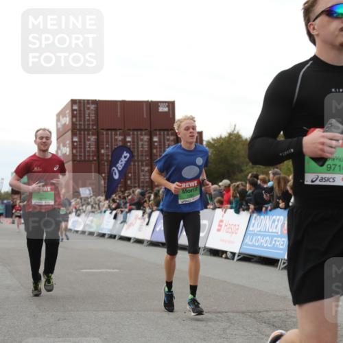 03.10.2025 - Köhlbrandbrückenlauf Yannick Fuchs http://msf.ph/oto/8986342 03.10.2025 16:11:12 Ziel 7291, 7363, 7515, 7591, 8059, 8592, 9067, 9068, 9218, 9710, 9726 meine-sportfotos.de