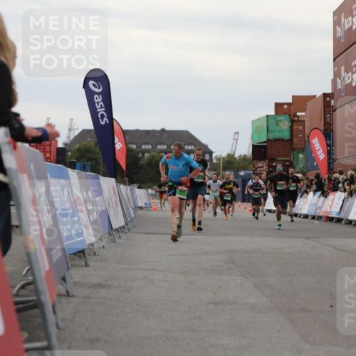 03.10.2025 - Köhlbrandbrückenlauf Yannick Fuchs http://msf.ph/oto/8986352 03.10.2025 15:58:39 Ziel 7017, 7176, 9057, 9582 meine-sportfotos.de
