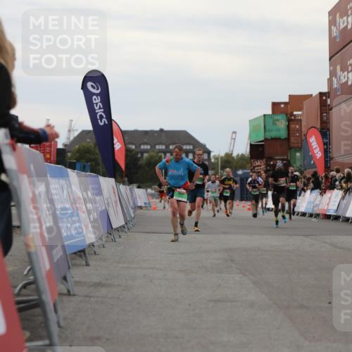 03.10.2025 - Köhlbrandbrückenlauf Yannick Fuchs http://msf.ph/oto/8986355 03.10.2025 15:58:39 Ziel 7017, 7176, 9057, 9582 meine-sportfotos.de