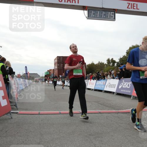 03.10.2025 - Köhlbrandbrückenlauf Yannick Fuchs http://msf.ph/oto/8986371 03.10.2025 16:11:13 Ziel 7291, 7515, 7591, 8059, 9067, 9068, 9218, 9710, 9726 meine-sportfotos.de