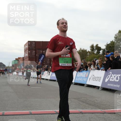 03.10.2025 - Köhlbrandbrückenlauf Yannick Fuchs http://msf.ph/oto/8986375 03.10.2025 16:11:14 Ziel 7291, 7515, 7591, 9067, 9068, 9218, 9710, 9726 meine-sportfotos.de