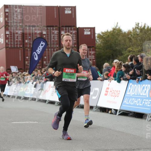 03.10.2025 - Köhlbrandbrückenlauf Yannick Fuchs http://msf.ph/oto/8986389 03.10.2025 16:11:15 Ziel 7291, 7515, 7591, 9067, 9068, 9218, 9597, 9726 meine-sportfotos.de