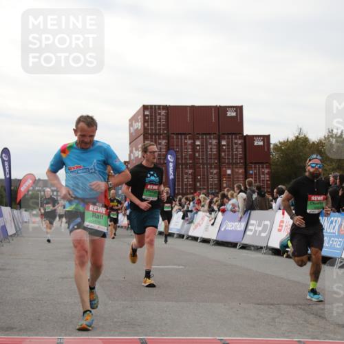 03.10.2025 - Köhlbrandbrückenlauf Yannick Fuchs http://msf.ph/oto/8986395 03.10.2025 15:58:45 Ziel 7017, 7081, 7101, 7117, 7176, 7182, 7244, 7737, 9086, 9187, 9512, 9582 meine-sportfotos.de