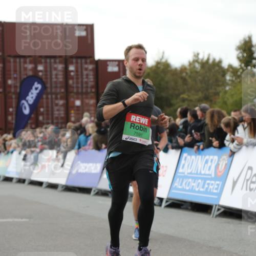 03.10.2025 - Köhlbrandbrückenlauf Yannick Fuchs http://msf.ph/oto/8986400 03.10.2025 16:11:15 Ziel 7291, 7515, 7591, 9067, 9068, 9218, 9597, 9726 meine-sportfotos.de