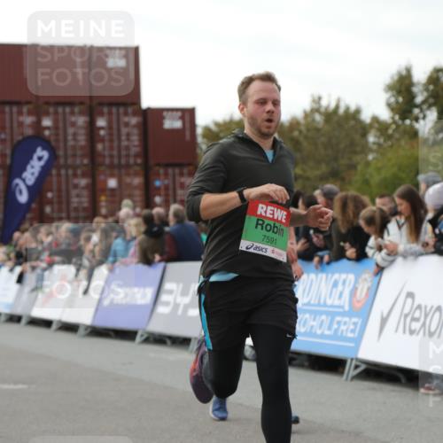 03.10.2025 - Köhlbrandbrückenlauf Yannick Fuchs http://msf.ph/oto/8986404 03.10.2025 16:11:16 Ziel 7291, 7515, 7591, 9067, 9068, 9597, 9726 meine-sportfotos.de
